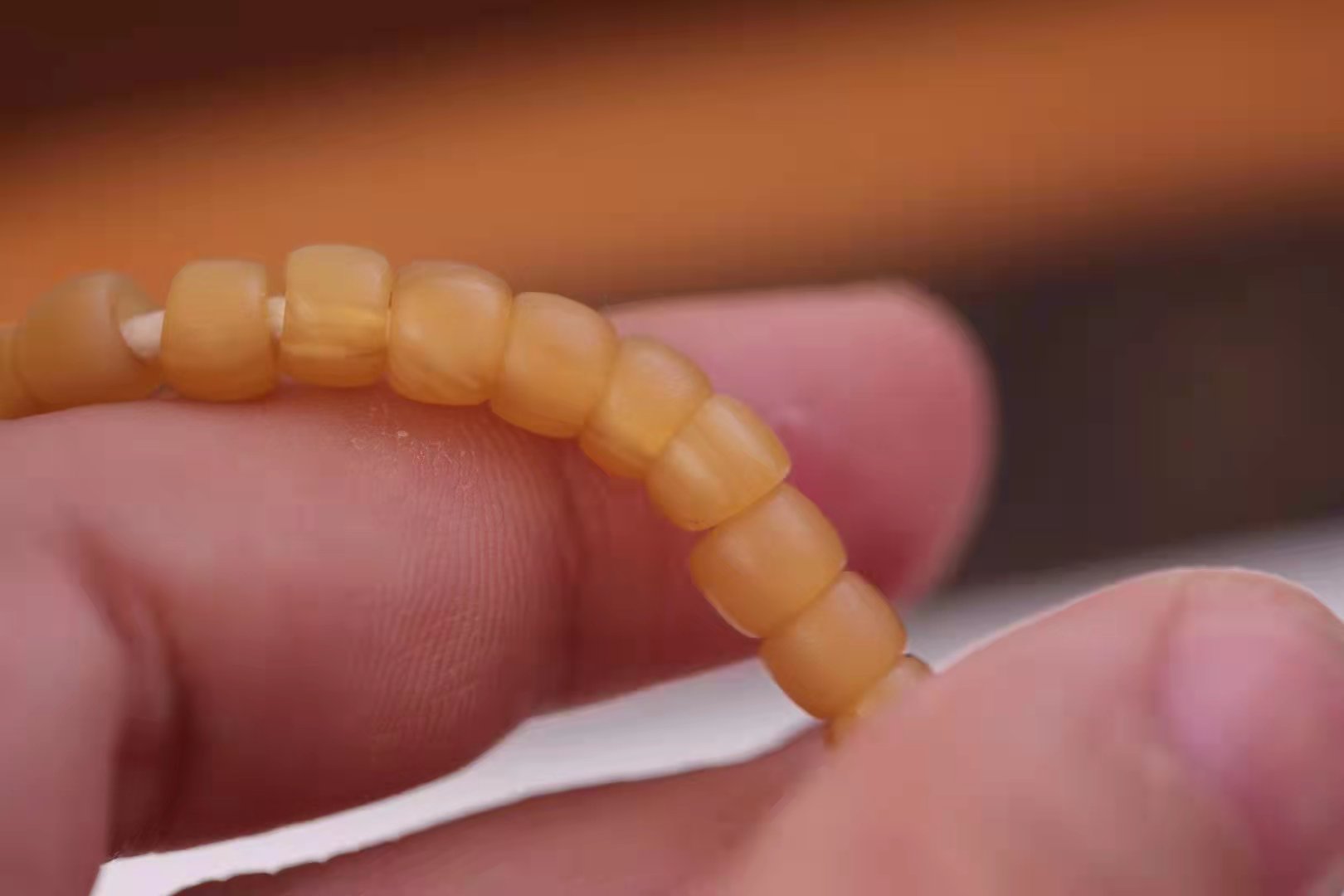 天然蜜蜡和二代合成蜜蜡的区别,二代合成蜜蜡会盘玩变色吗