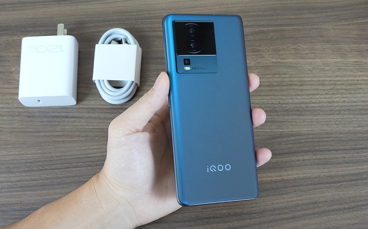 预算2500左右，4款“不输旗舰”的中端机皇，搭载骁龙8+处理器