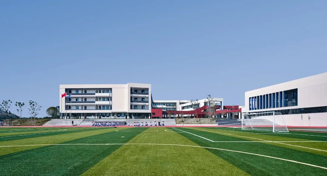 九年一贯制学校设计,阶梯式学校效果图