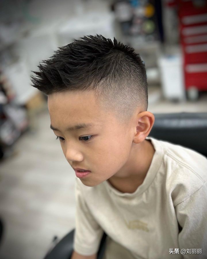 帅气的小男孩有什么帅气的发型,小男孩剪头发最帅的简单发型