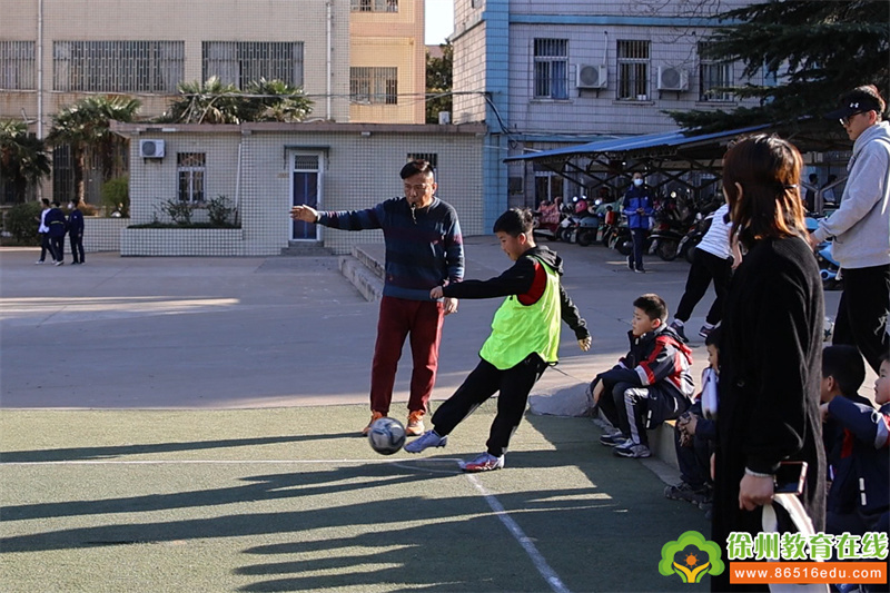 团结奋斗创佳绩砥砺奋进迎盛会,举行小学校长杯足球赛