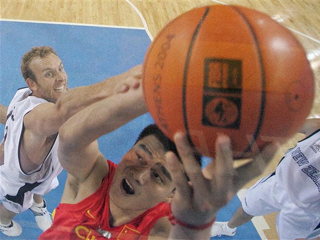 战胜巴西西班牙挺进四强,姚明带队的中国男篮