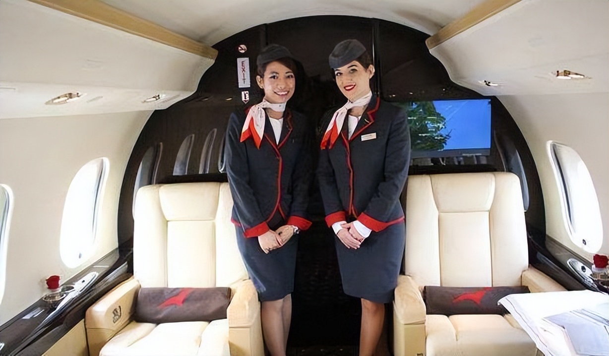 空姐乘坐飞机免费吗,空姐在飞机上的服务态度又怎么样