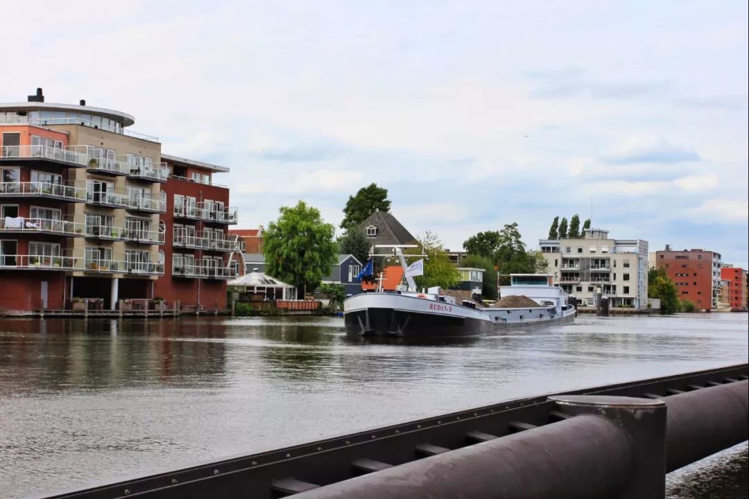 开车去欧洲第23集:在阿姆斯特丹*灯区红**,2名荷兰壮汉挑衅被我怼