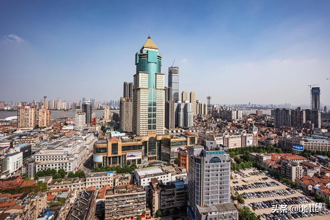 公交车爬楼顶,公交车飞上了楼顶