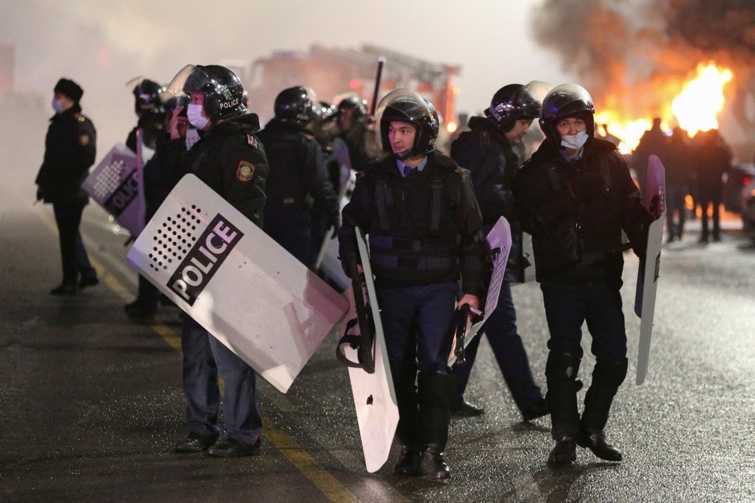 哈萨克斯坦*乱暴**!大批暴徒*攻围***队军**,中俄表态,美国否认是黑手