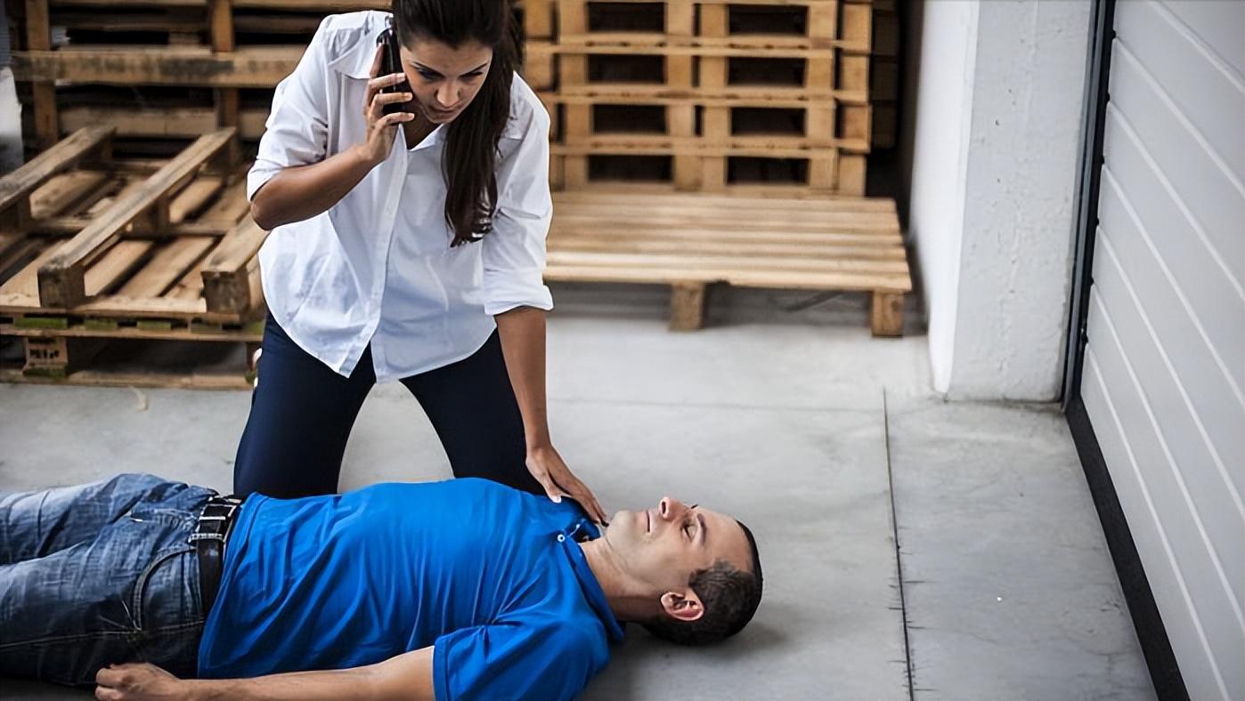 家人突发脑出血咋办？医生教你家庭急救办法，身边有高血压的请看