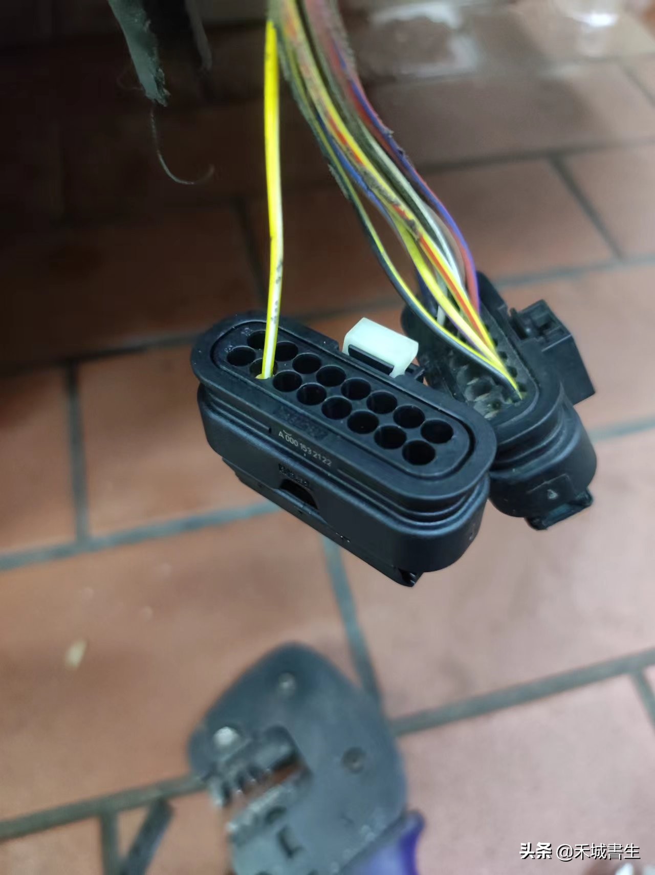 奔驰线束插头怎么拔,奔驰各个线束插头讲解