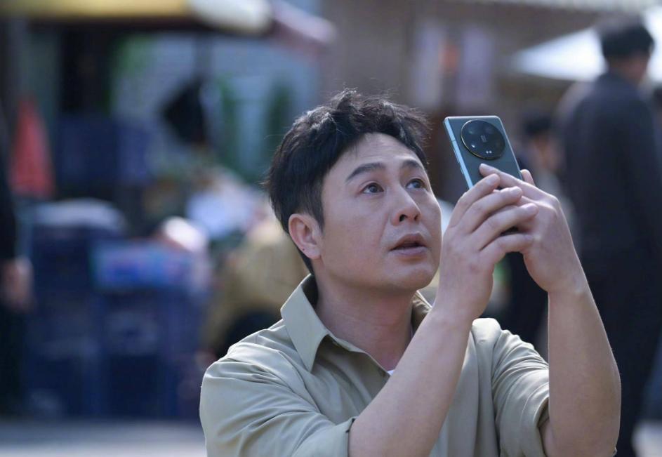 张颂文走红后现身被粉丝围堵跟拍,张颂文说新浪