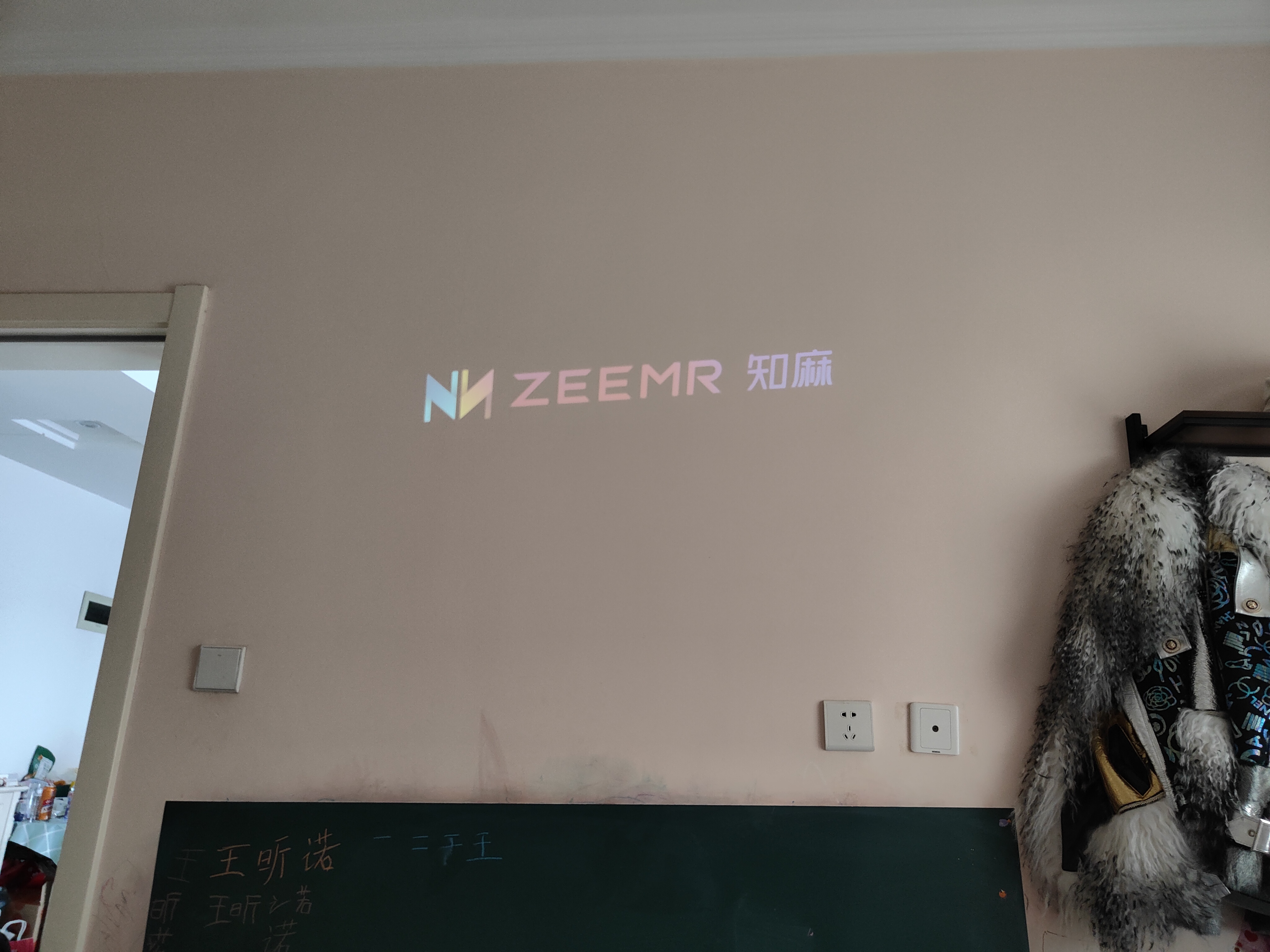 知麻divapro投影仪怎么使用,知麻投影仪divapro白天效果