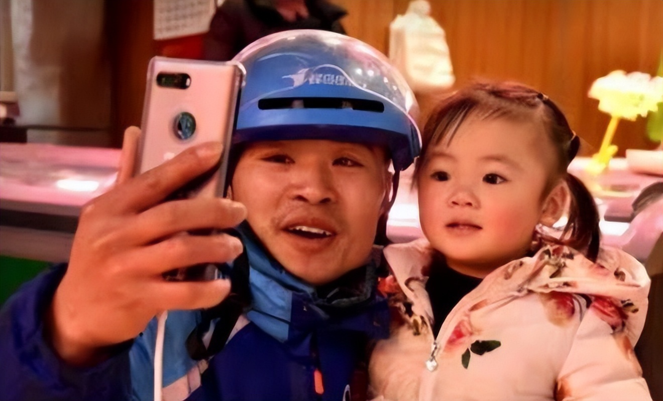 安徽送外卖小哥带着女儿,90后小哥带着孩子送外卖后续