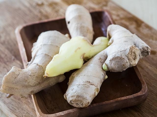 生姜做菜是去皮好还是不去皮好,生姜去皮还是不去皮吃比较好