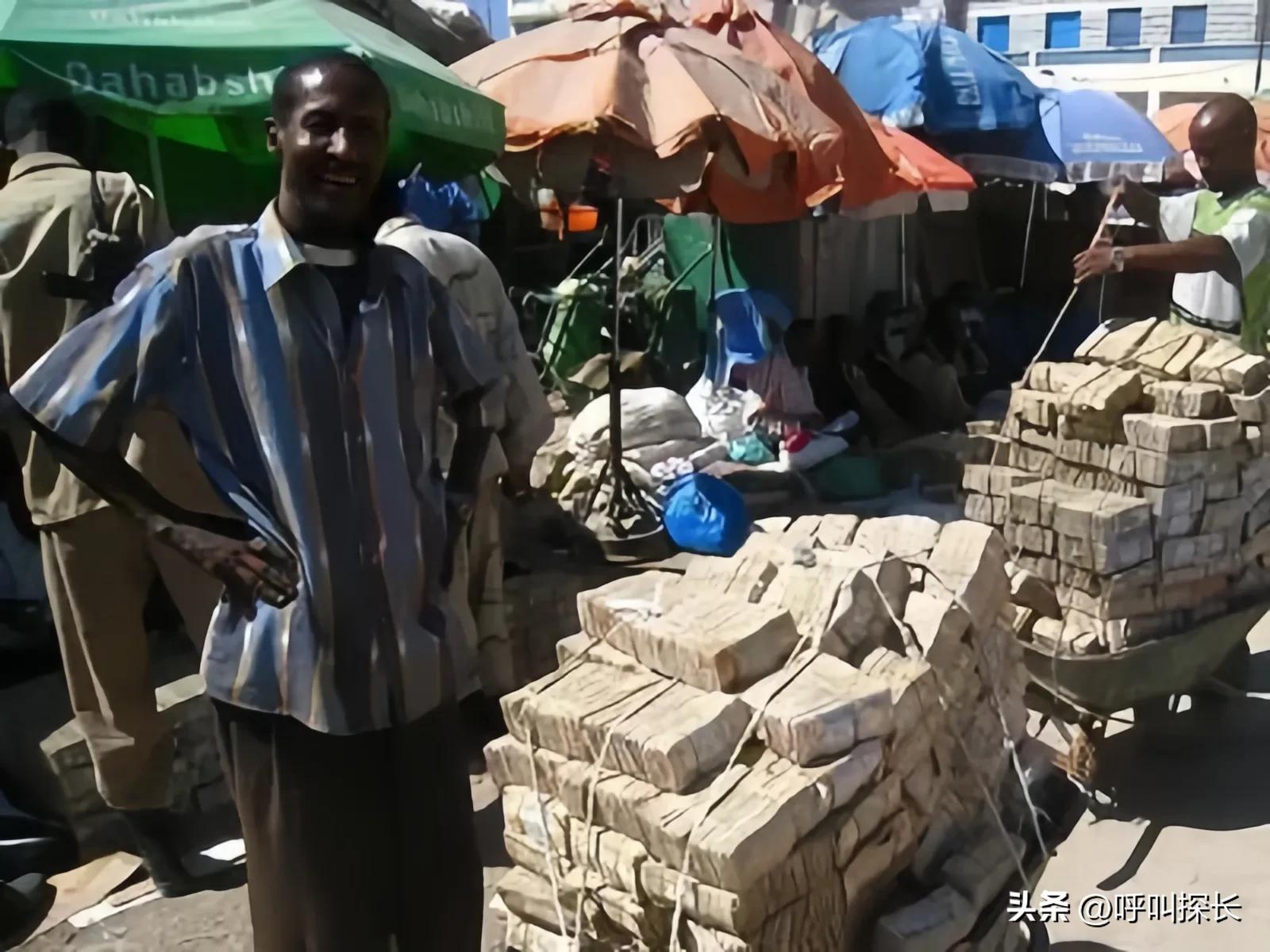 比浙江义乌还牛？钱论斤?本国人：不！我们用推车