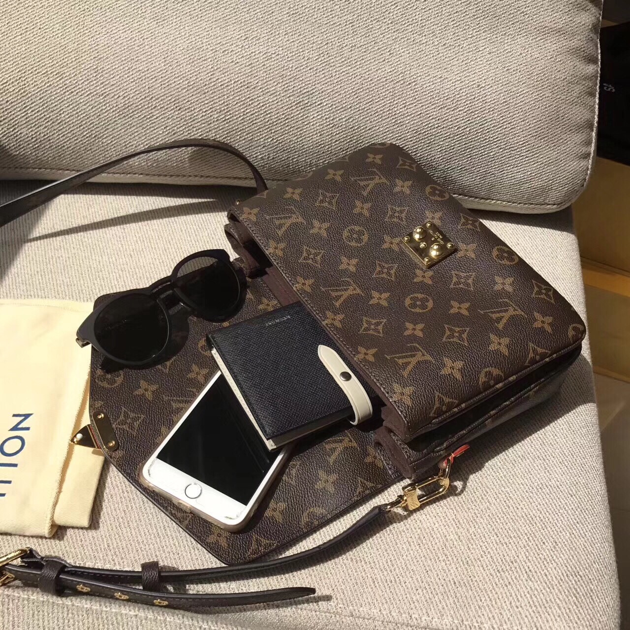 lv邮差包为什么有的有手提,lv邮差包为什么会开裂