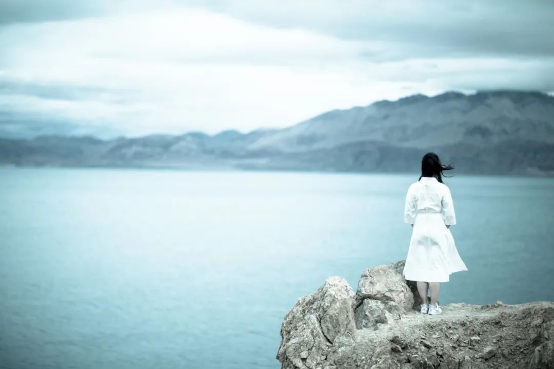 隔着桌子夹菜,不要光拿筷子夹菜