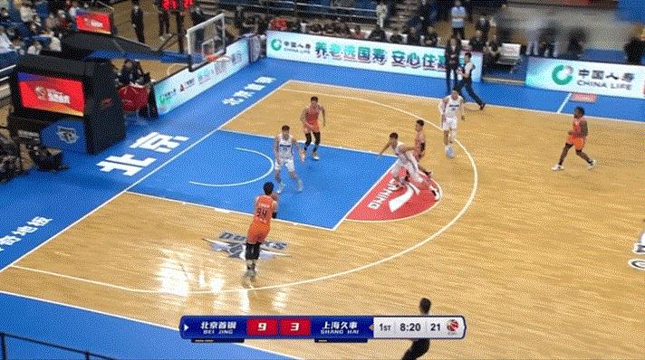 京城的篮筐被砸变形了吧，解立彬的战术板是公开的秘密