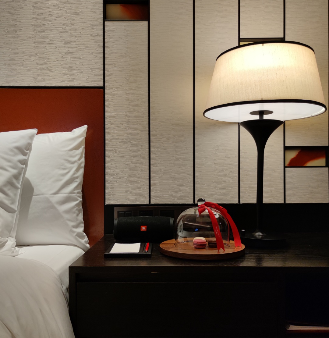 宾馆酒店房间都标配的音箱,顶级酒店房间里的音响