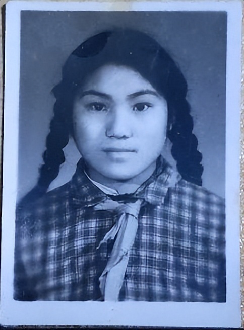 少女黑白老照片图文,老照片九十年代青春靓丽的女孩子