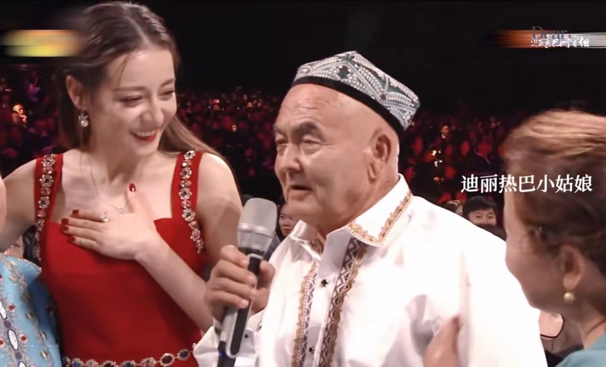 “酥胸半露”却偏要捂着,故作矜持,有一种尴尬叫迪丽热巴玩性感