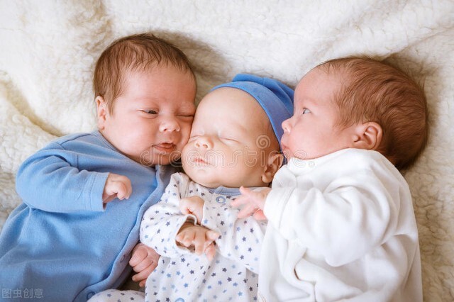 女子嫁了不爱自己的老公，生了三胞胎，看他们踢足球是最幸福的事