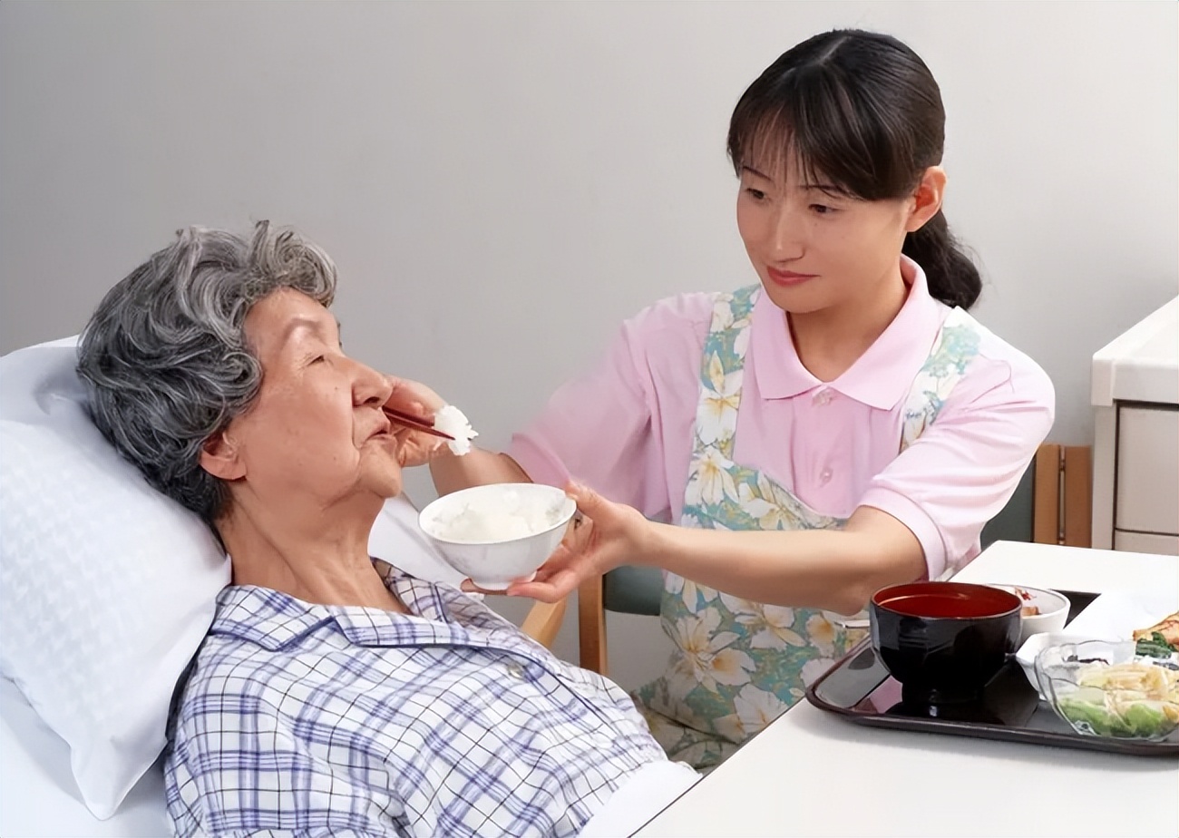 我65岁，自驾游半年，生病后儿子儿媳不给生活费，我该怎么办？