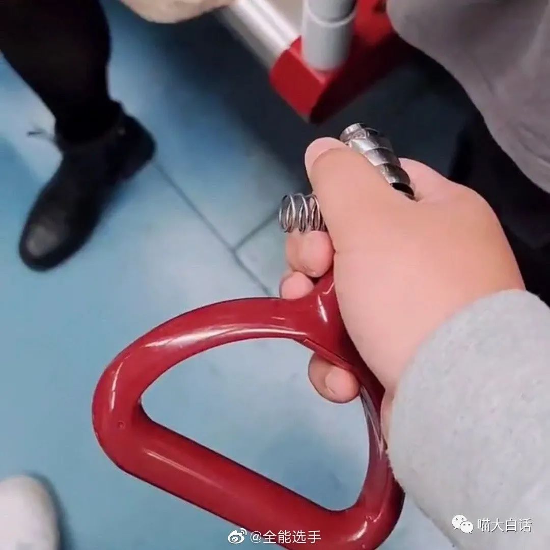 “不小心把饭卡落在女浴室后....”哈哈哈哈哈这是什么名场面