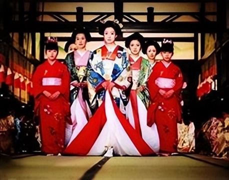 日本“后宫”女厕，便池深18米，全球独一无二，为何这样设计？