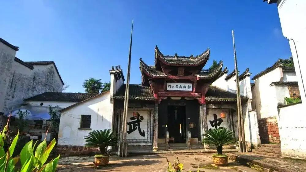 你一定去过许多迷人或神奇的地方,中国境内最值得去的三个地方