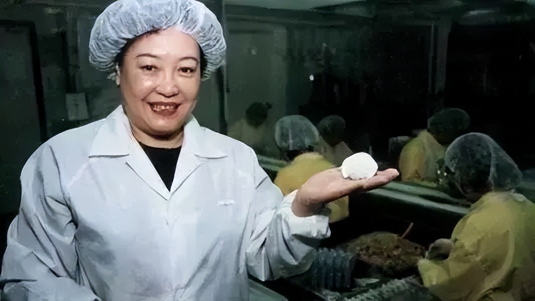 因生不出儿子被丈夫抛弃流落街头，逆境中带着孩子闯出亿万身家，她的经历比“老干妈”还传奇