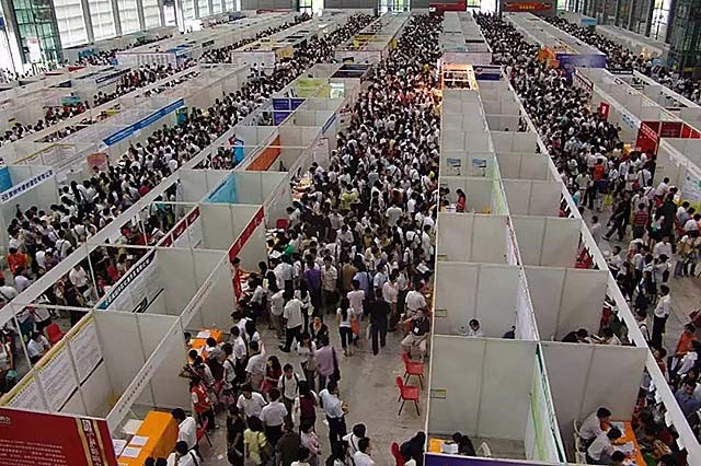 “三和大神”：每天混日结，为了口吃的，有人甚至会*身卖**份证