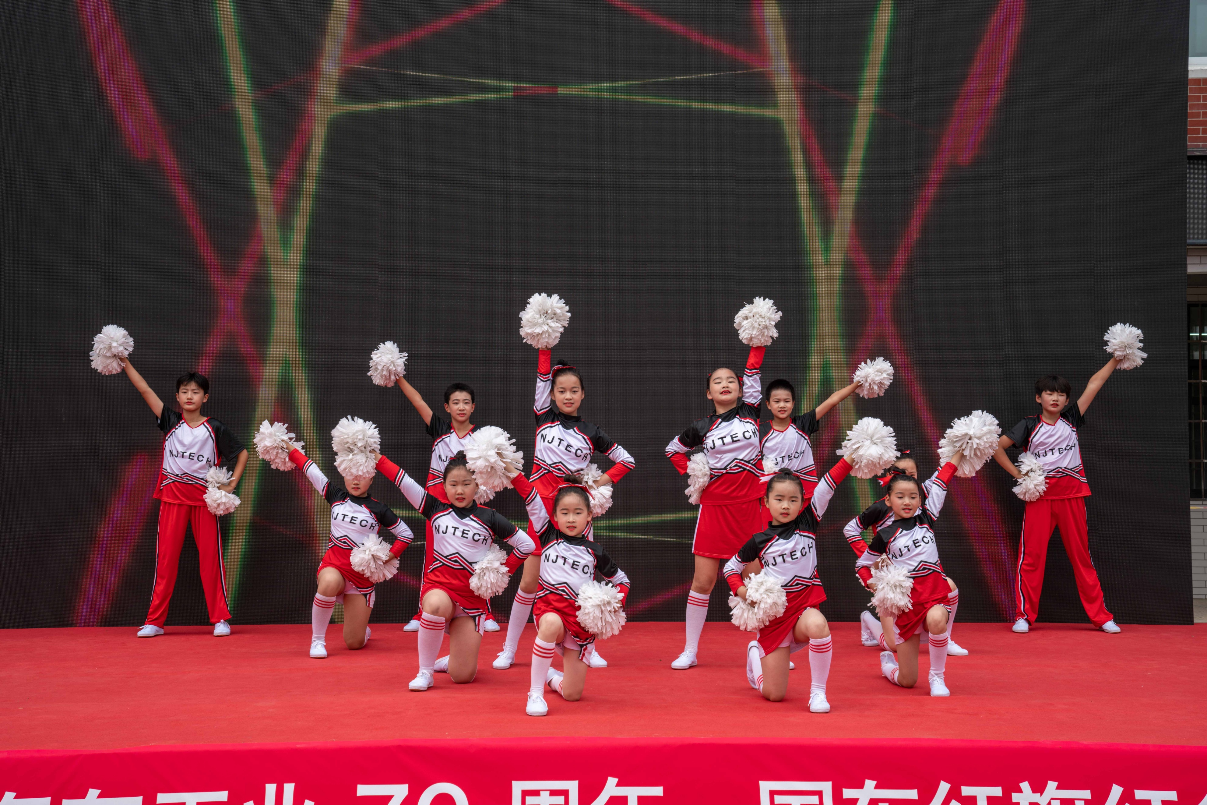 红领巾心向党欢庆六一,红领巾心向党载歌载舞迎六一