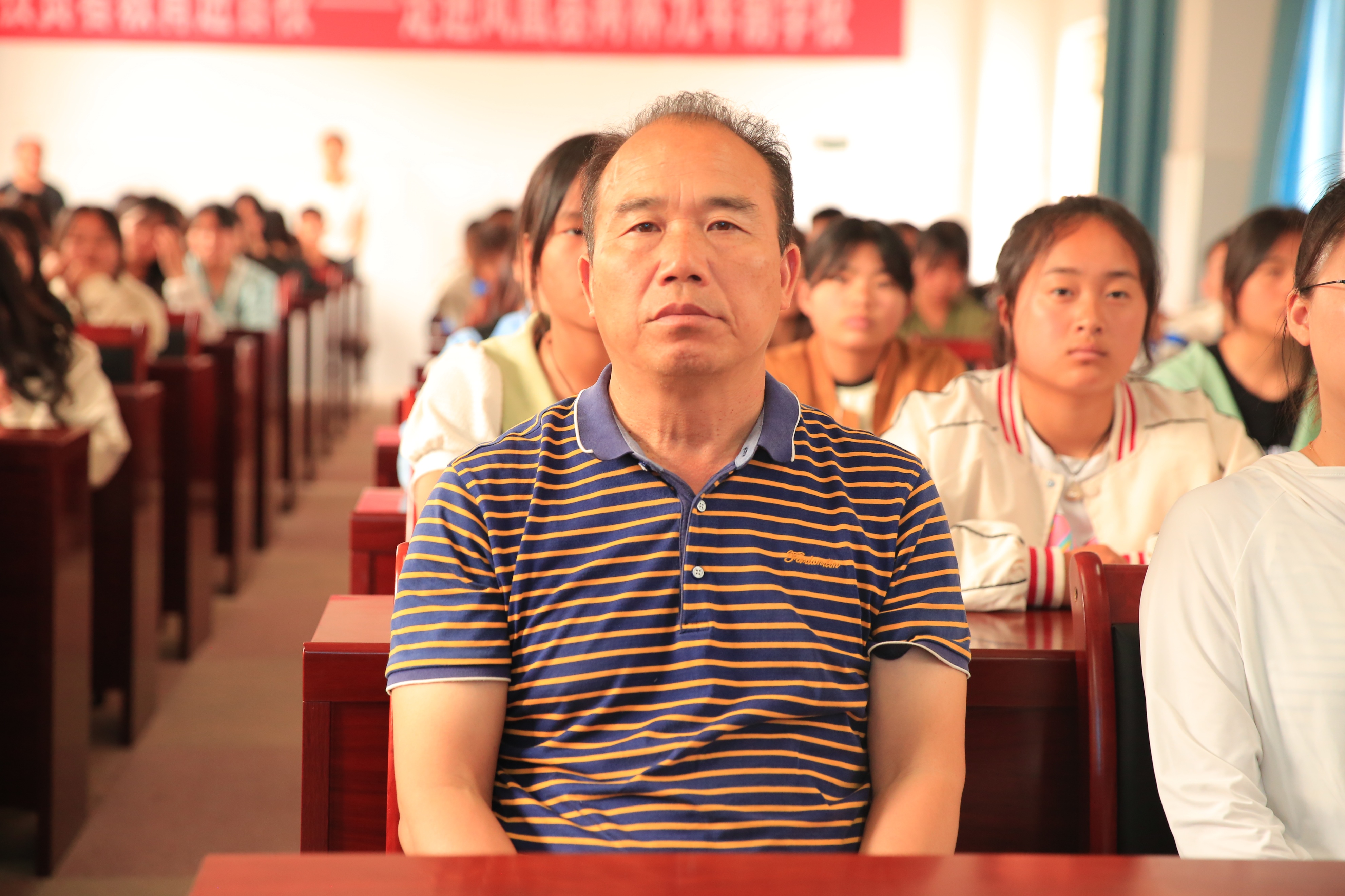 凤凰检察:县人大常委会主任情注苗乡校园观摩“模拟法庭”庭审