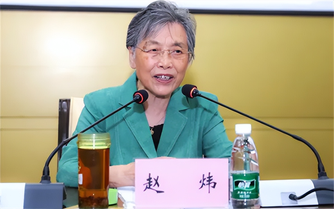 *颖超邓**去世，聂帅女儿聂力哭着扑向骨灰盒：邓妈妈再让我吻你一次