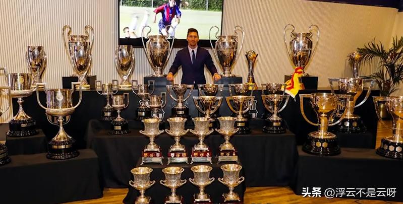 因个子矮被抛弃的足球巨星,出生贫寒17岁却成为足球界的传奇