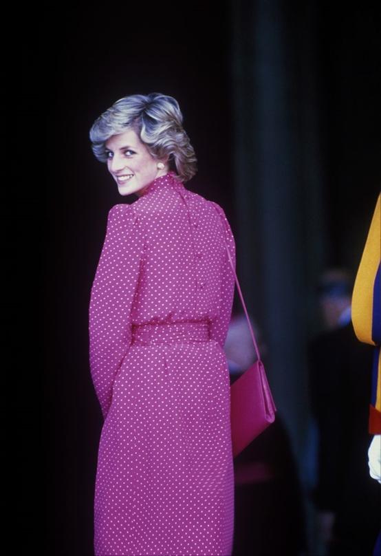 戴安娜穿紫色蕾丝裙,戴安娜经典穿搭礼服