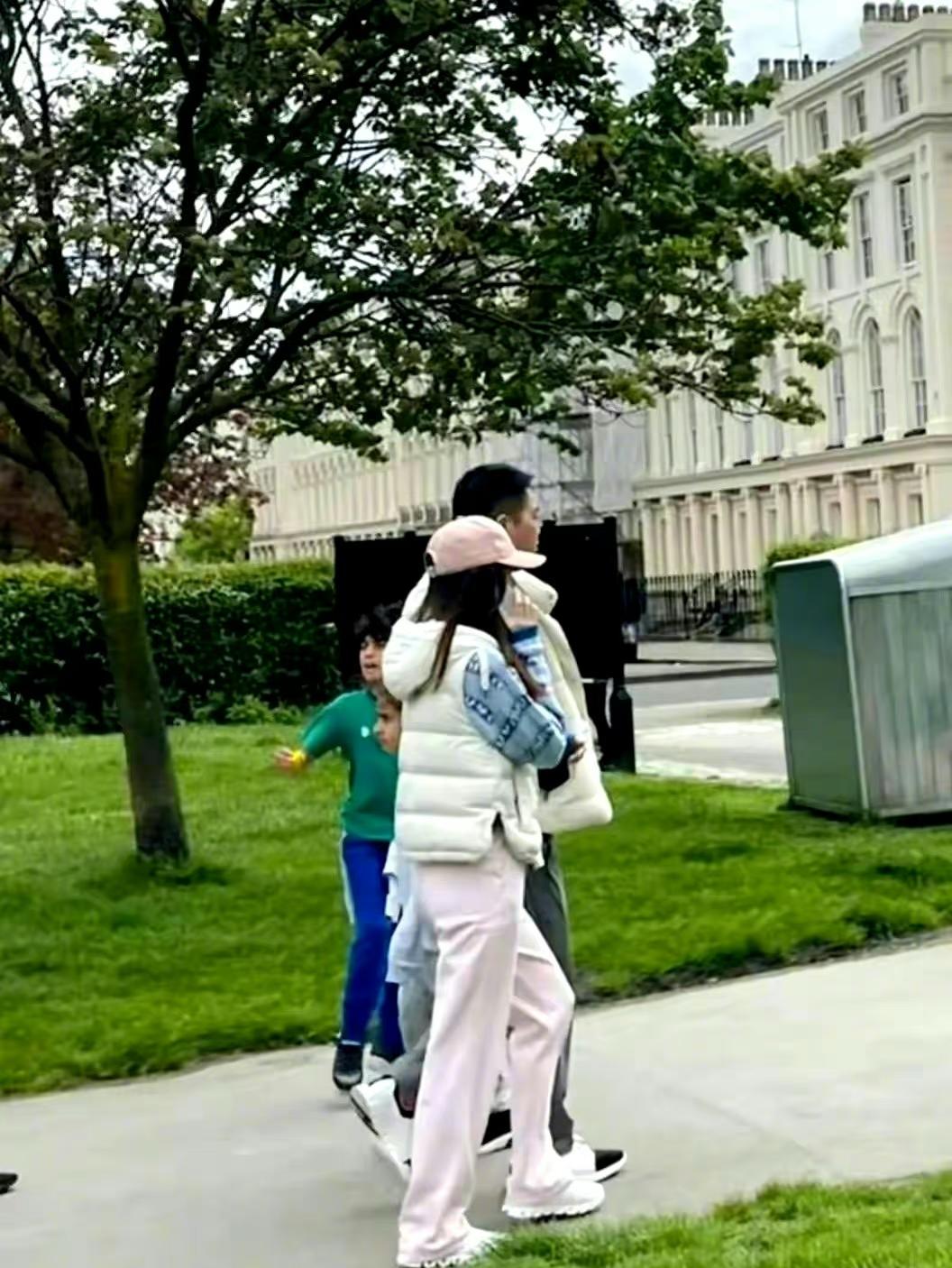 刘强东章泽天高调秀恩爱,刘强东章泽天英国参加婚礼照片