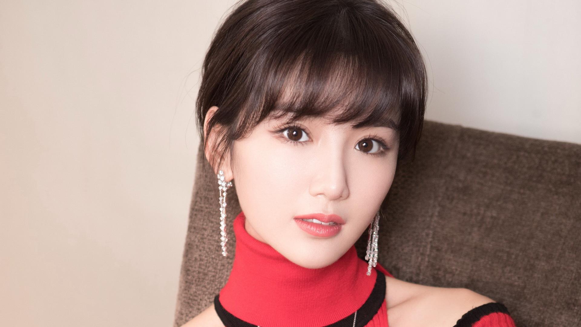 毛晓彤：曾经被父亲抛弃扔垃圾桶，成名后父亲索要5000万赡养费