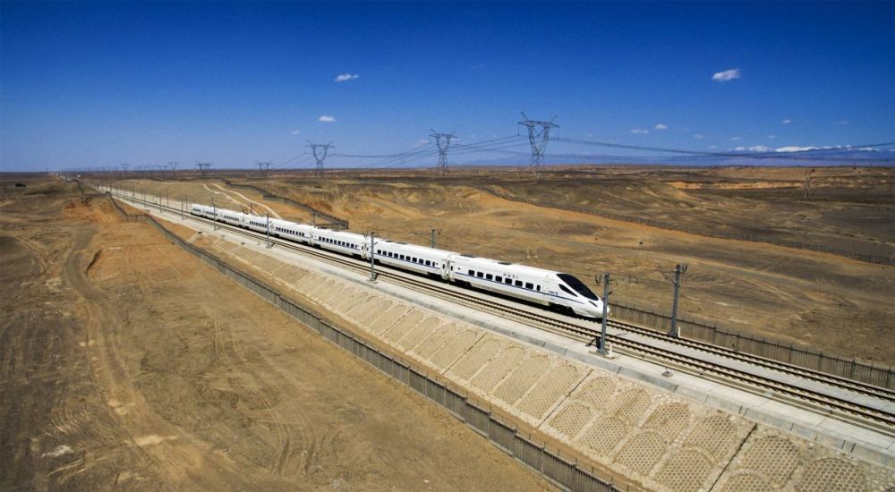 高铁开一小时需要用一万度电,日本的高铁每公里耗多少度电