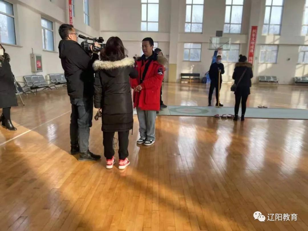 逐梦残疾人冰雪运动携手共享出彩人生——白塔区启智学校运动健儿与冰壶运动的初接触