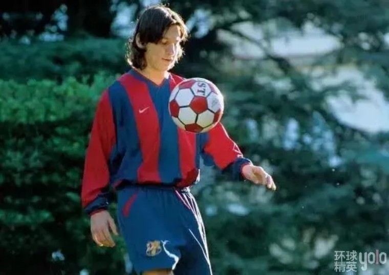 梅西和他的老婆赛后坐领奖台,梅西夺冠和妻子拥抱