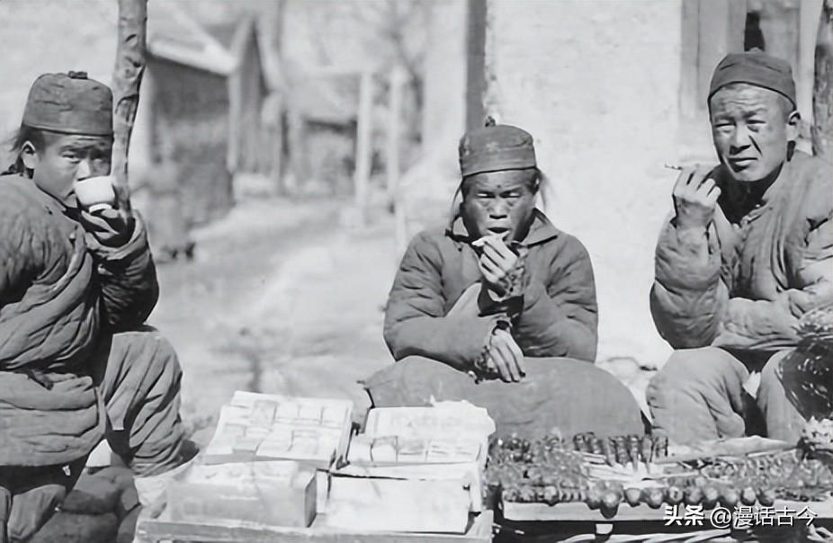 卑鄙龌龊老照片：*楼青**女子妖娆多姿，妇女露胸喂奶被孩子撕扯衣服