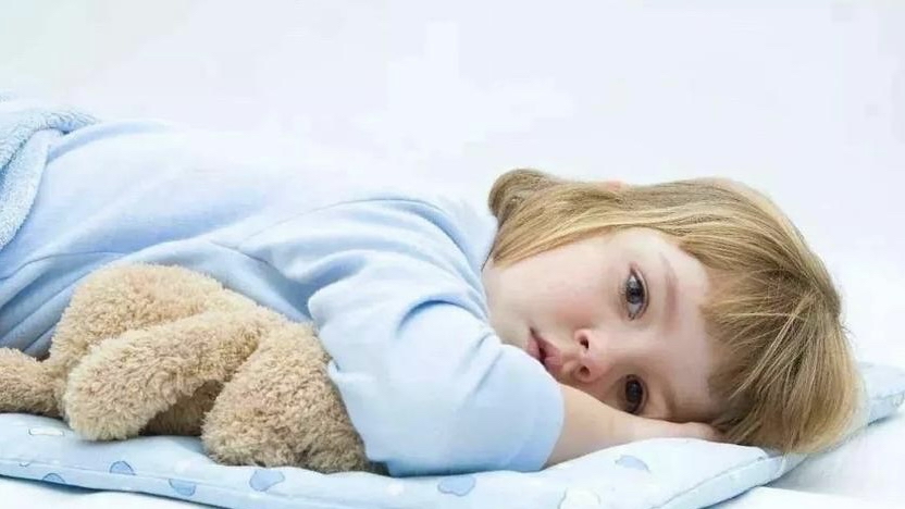 孩子颈部鼓起一个硬包图片,小孩颈部有鼓包颜色变重