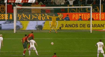 C罗又回来啦！欧预赛双响炮助葡萄牙大胜弱旅，球迷：虐菜猛如虎