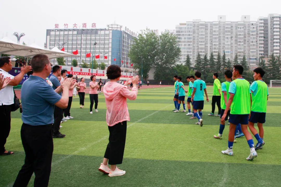 开封金明中学足球队的照片,金明中学足球队