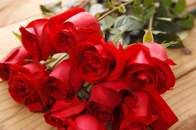 粉色玫瑰和橙色玫瑰搭配寓意,红色玫瑰粉色玫瑰分别寓意什么