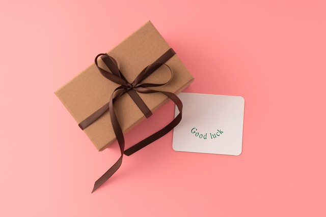 男生总是送我生活用品,男生老是送一些便宜的小礼物