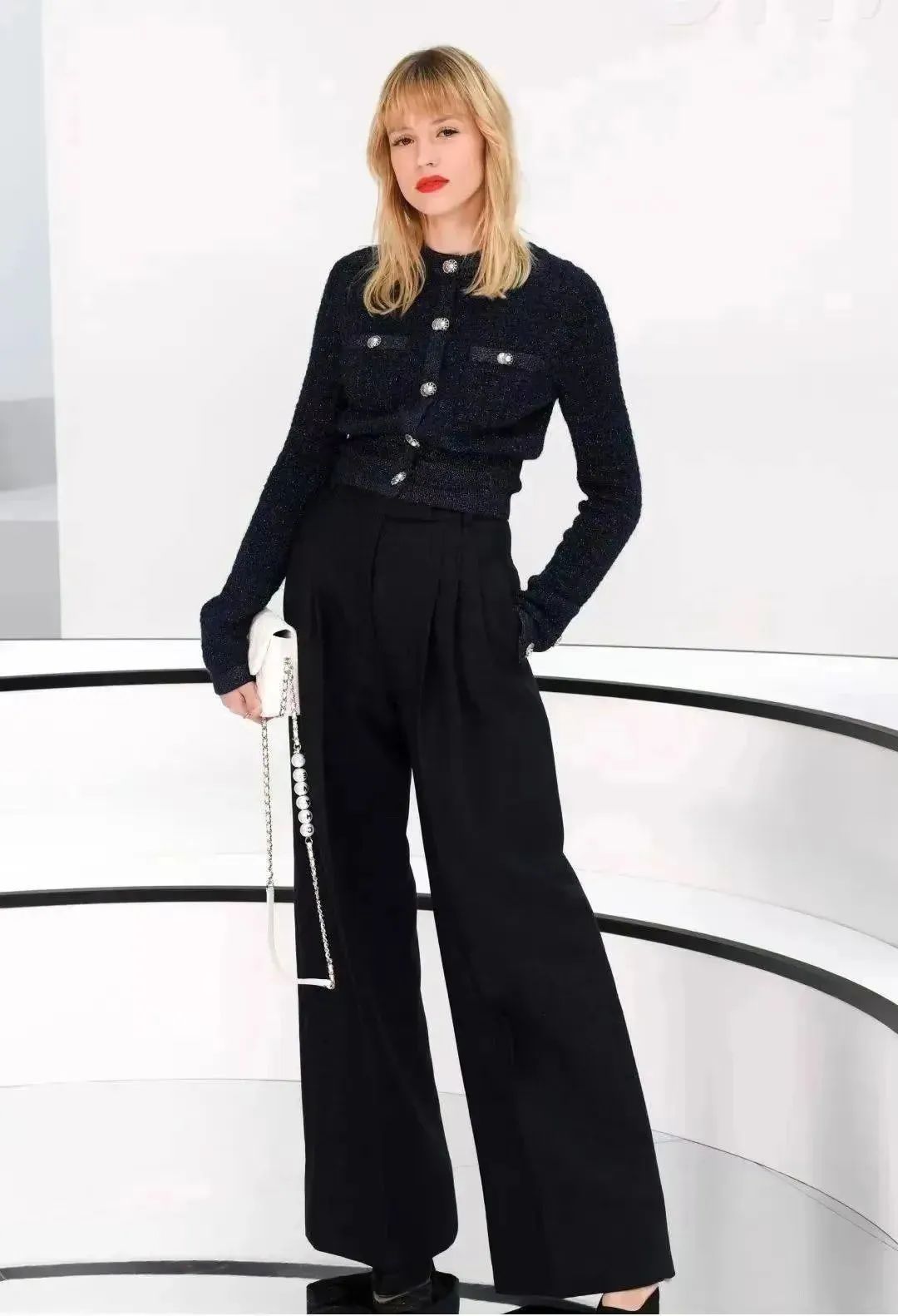 为什么小香风外套穿了显得很驼背,为什么你穿小香风廉价又土气