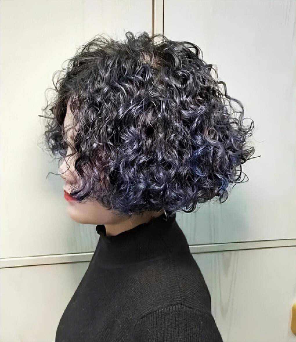 头发的长短稀疏决定衰老的速度,头发稀少又白让人一下子老了几岁