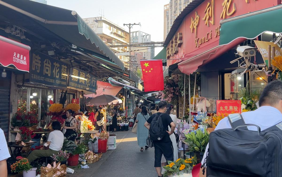 国庆走访武汉网红花市：小红书爆款“卡布奇诺”花涨价，店主预计降温后买花人会更多