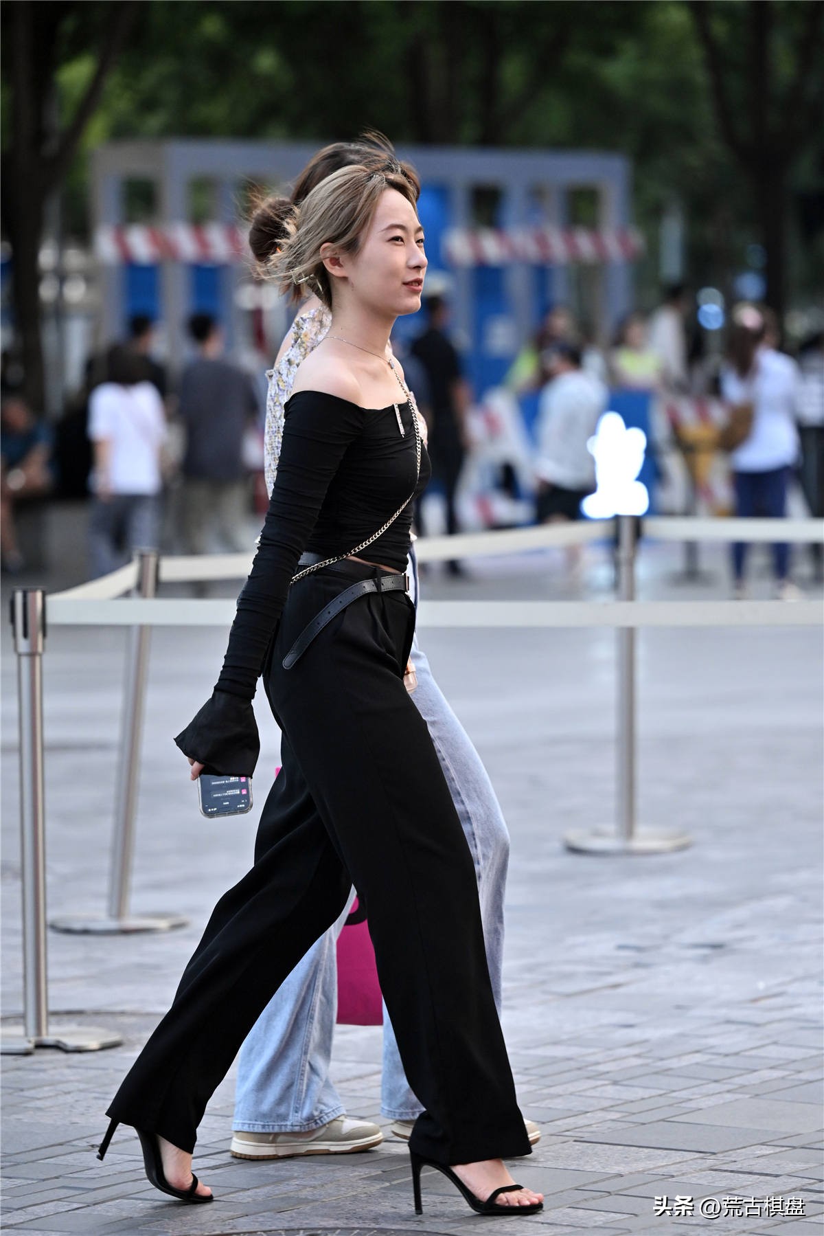 夏季一字高跟鞋搭配,时尚高跟鞋搭配出迷人靓丽的姿态